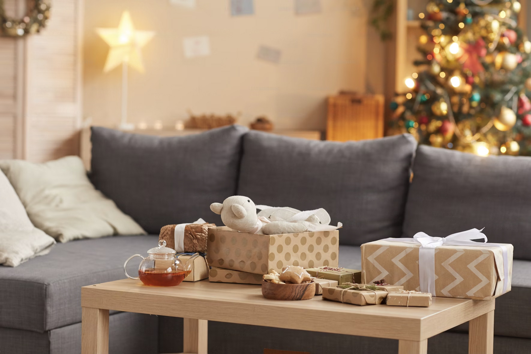 Skandinavisches Sofa in einem weihnachtlich dekorierten Wohnzimmer.